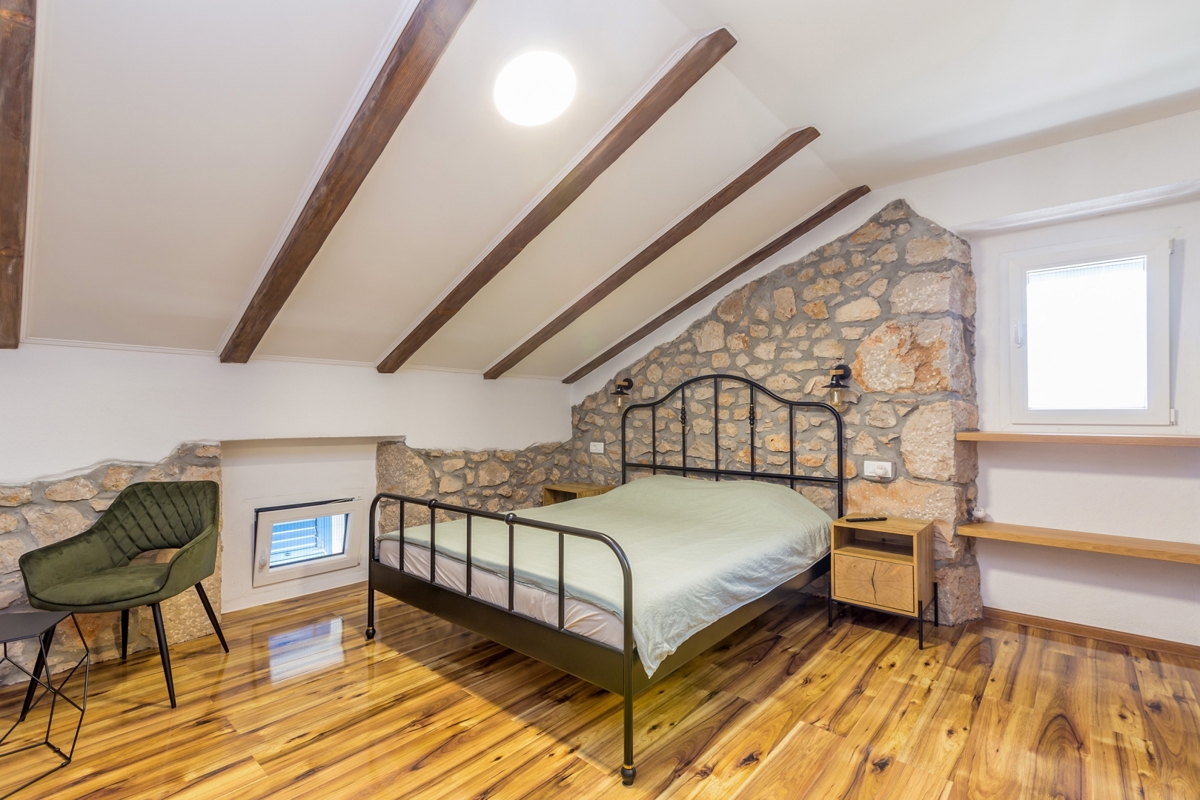 OTOK KRK, DOBRINJA okolica - Kamnita hiša dvojček z bazenom