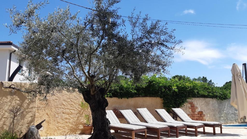 OTOK KRK, MALINSKA - Očarljiva kamnita hiša z bazenom