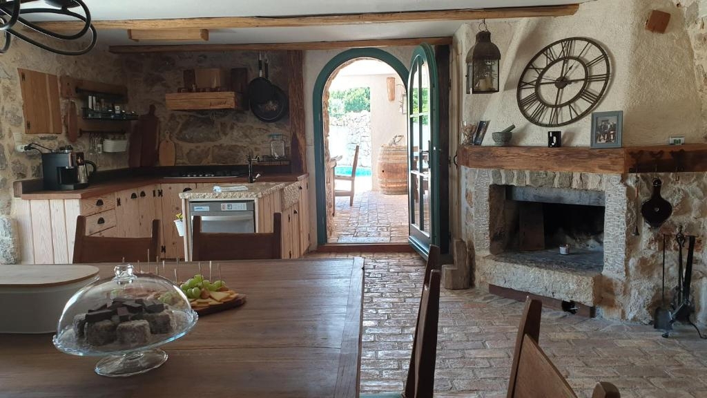 OTOK KRK, MALINSKA - Očarljiva kamnita hiša z bazenom
