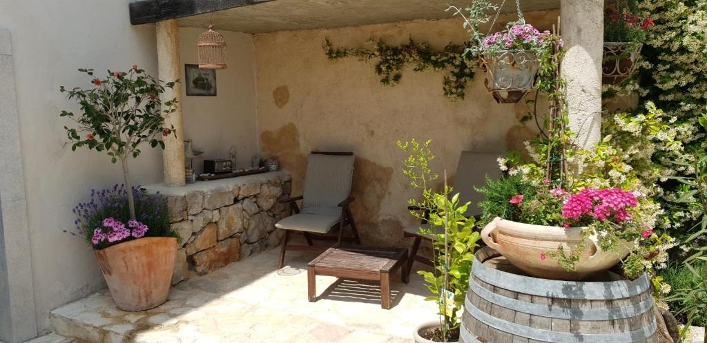 OTOK KRK, MALINSKA - Očarljiva kamnita hiša z bazenom