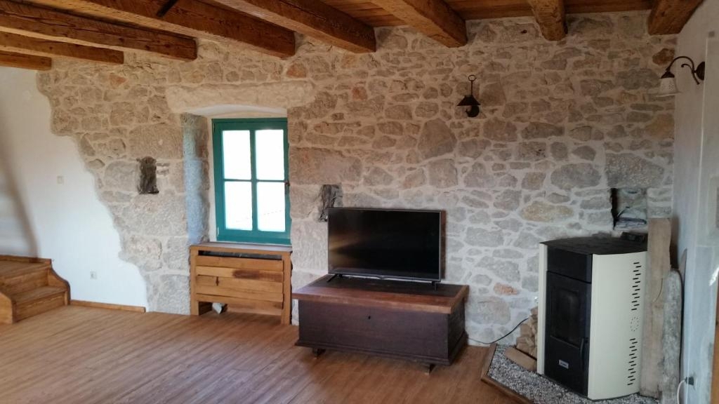 OTOK KRK, MALINSKA - Očarljiva kamnita hiša z bazenom