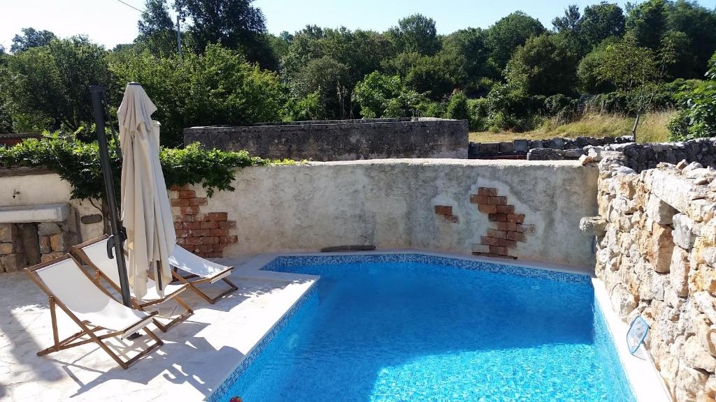 OTOK KRK, MALINSKA - Očarljiva kamnita hiša z bazenom