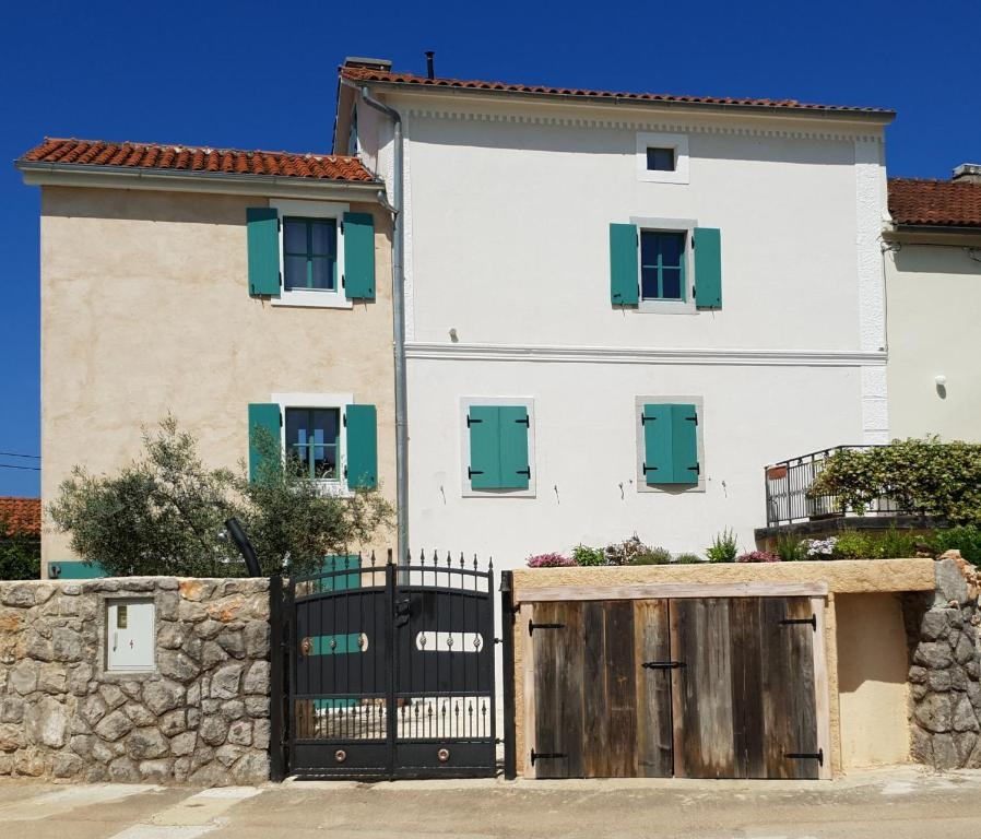 OTOK KRK, MALINSKA - Očarljiva kamnita hiša z bazenom