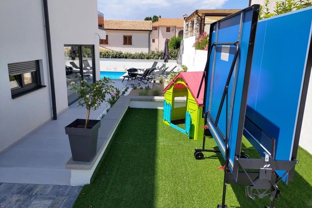 Malinska - Dvoetažni apartma z bazenom