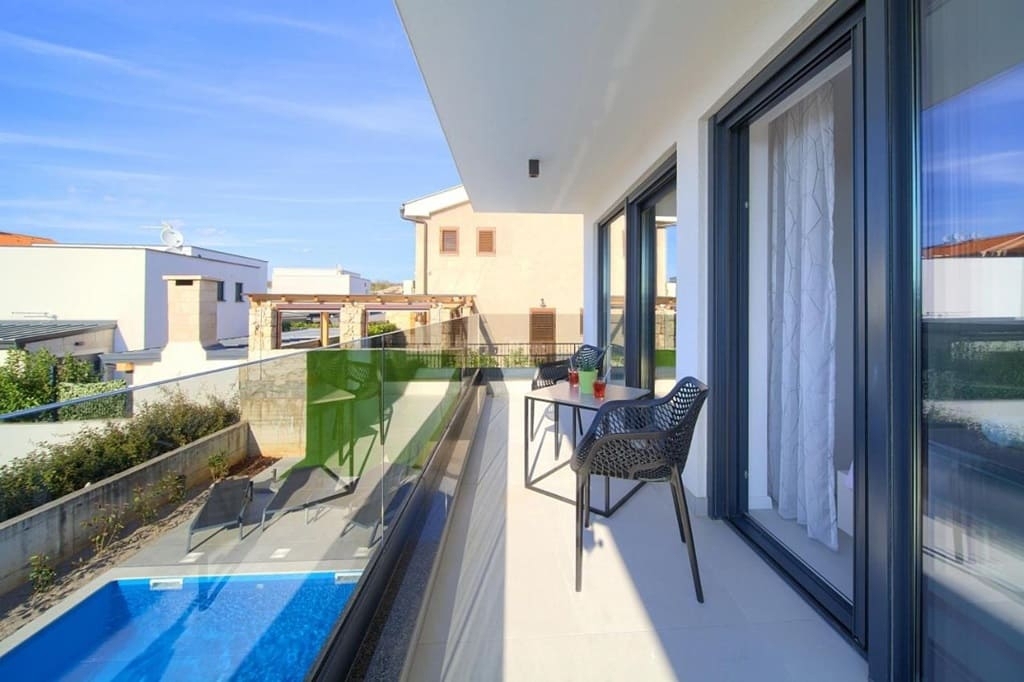 Malinska - Dvoetažni apartma z bazenom