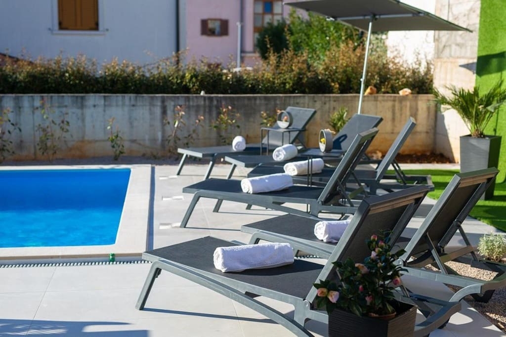 Malinska - Dvoetažni apartma z bazenom