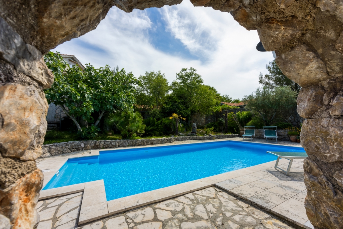 OTOK KRK - Lepa posest z dvema kamnitima hišama