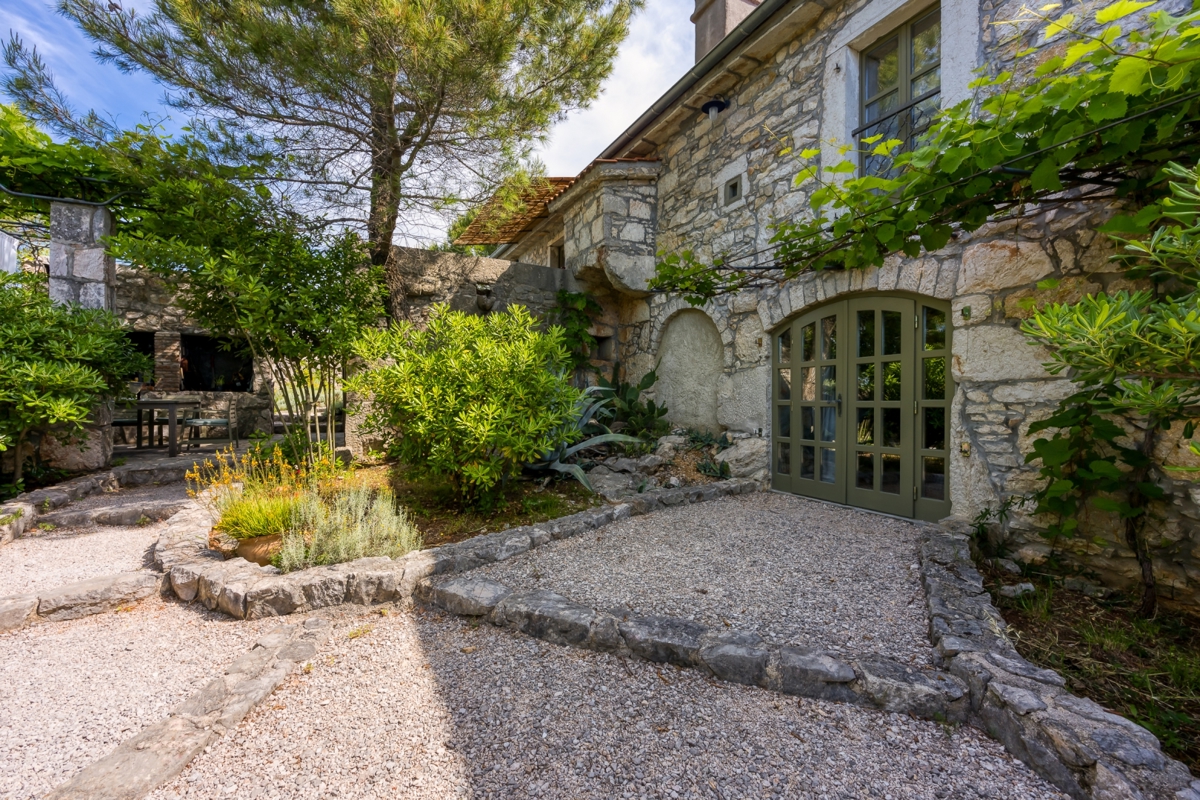 OTOK KRK - Lepa posest z dvema kamnitima hišama