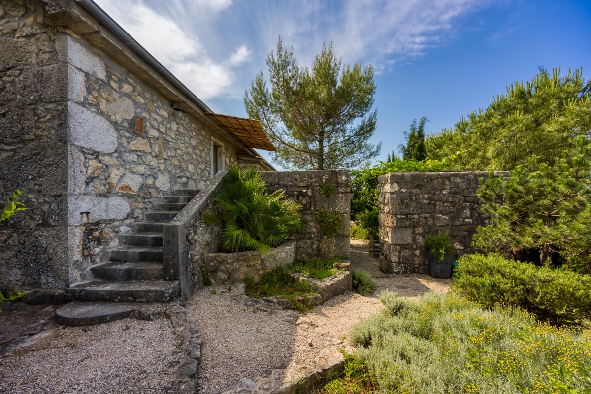 OTOK KRK - Lepa posest z dvema kamnitima hišama