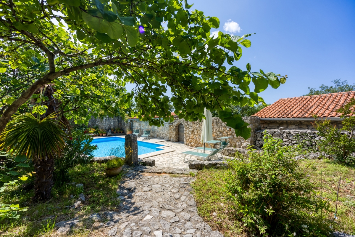 OTOK KRK - Lepa posest z dvema kamnitima hišama