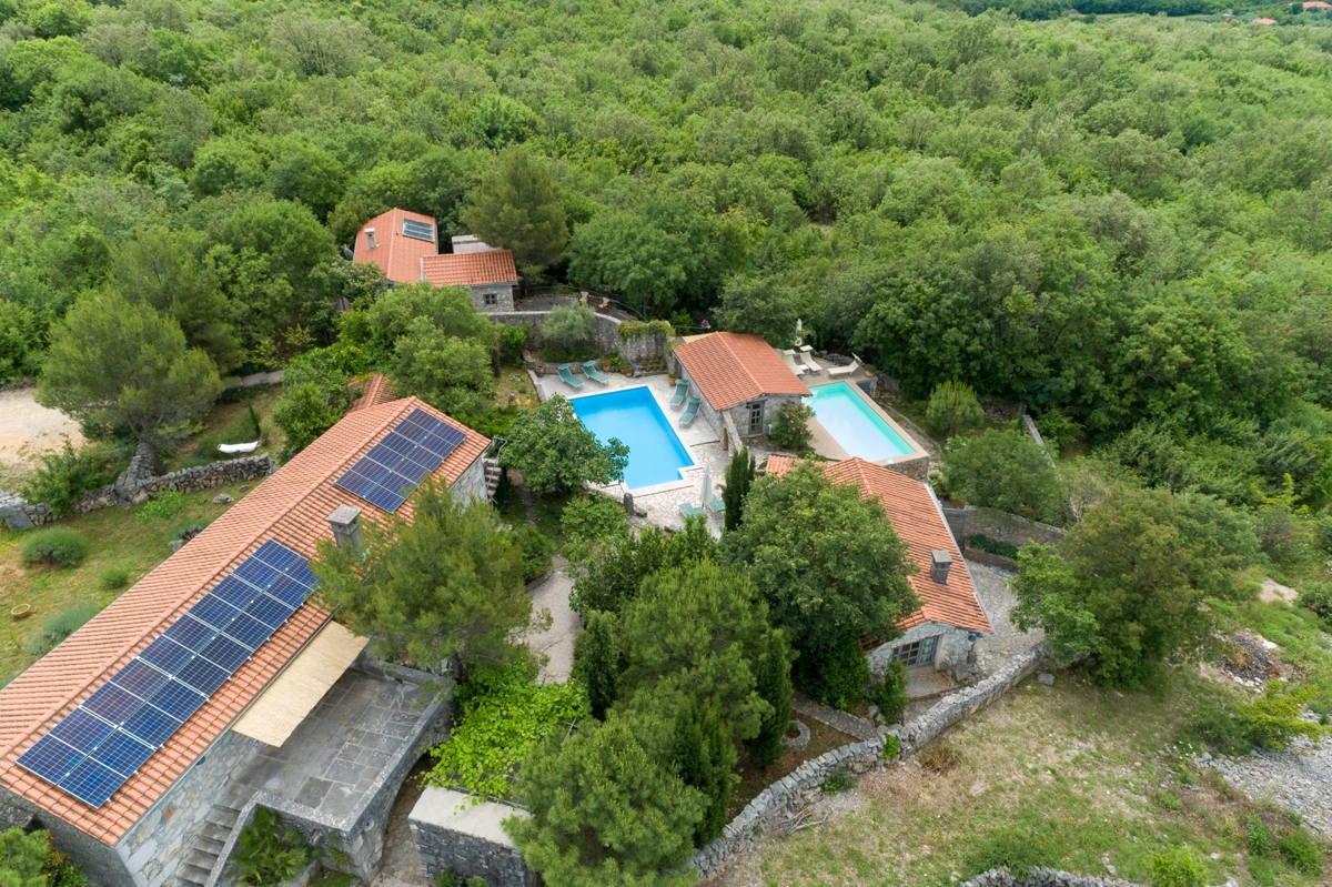 OTOK KRK - Lepa posest z dvema kamnitima hišama