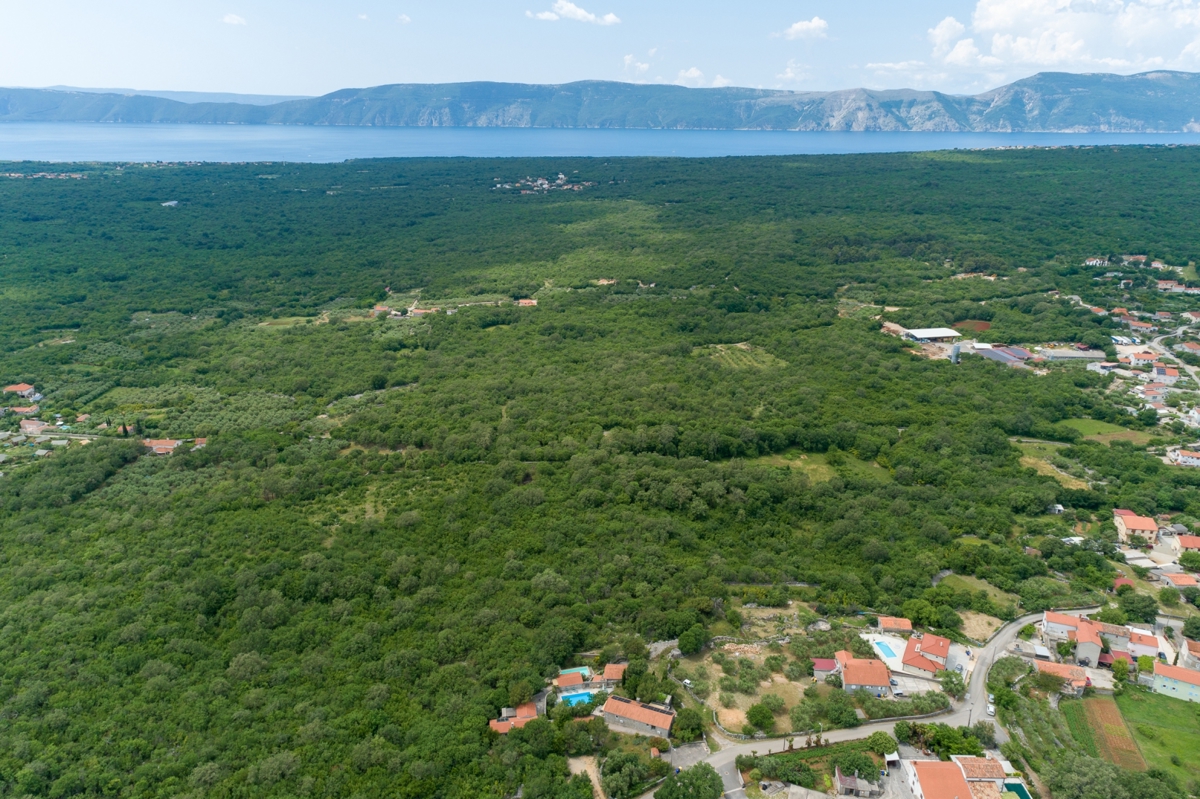 OTOK KRK - Lepa posest z dvema kamnitima hišama