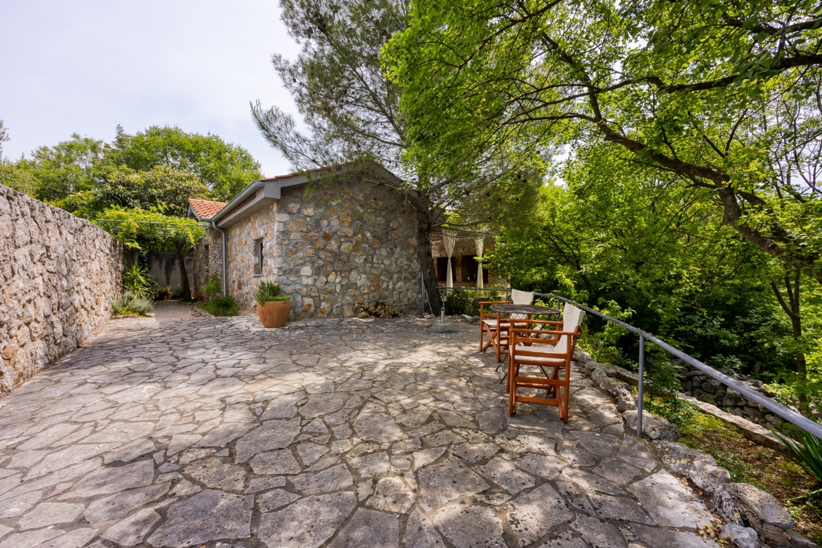 OTOK KRK - Lepa posest z dvema kamnitima hišama