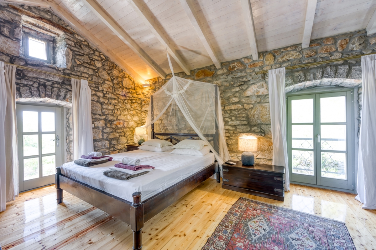 OTOK KRK - Lepa posest z dvema kamnitima hišama