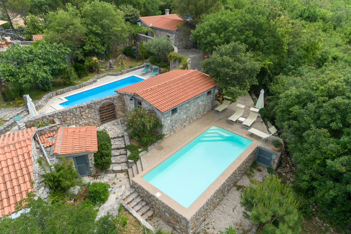 OTOK KRK - Lepa posest z dvema kamnitima hišama