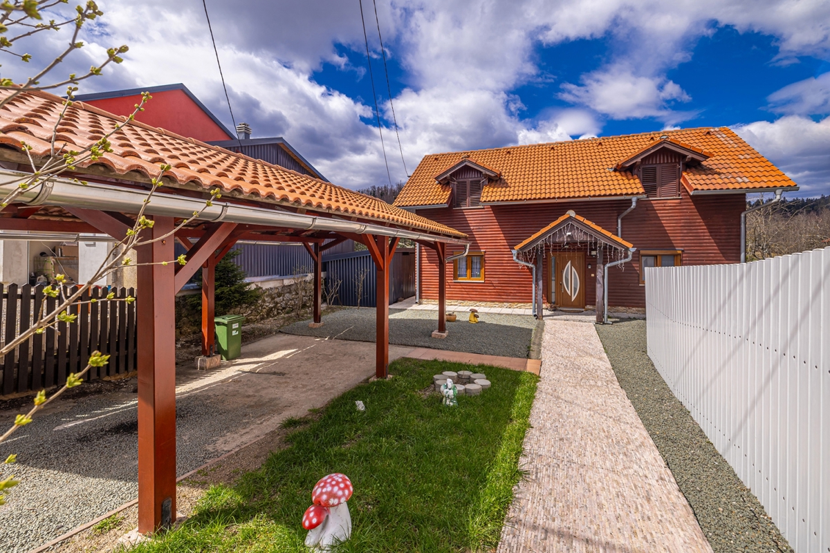 GORSKI KOTAR, FUŽINE - Hiša z urejenim vrtom in jacuzzijem
