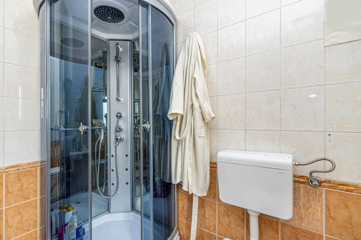 GORSKI KOTAR, FUŽINE - Hiša z urejenim vrtom in jacuzzijem