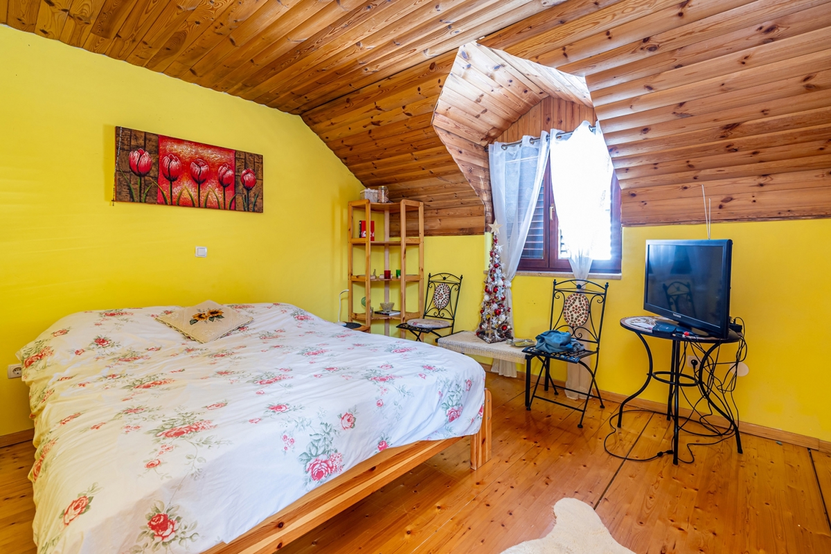 GORSKI KOTAR, FUŽINE - Hiša z urejenim vrtom in jacuzzijem