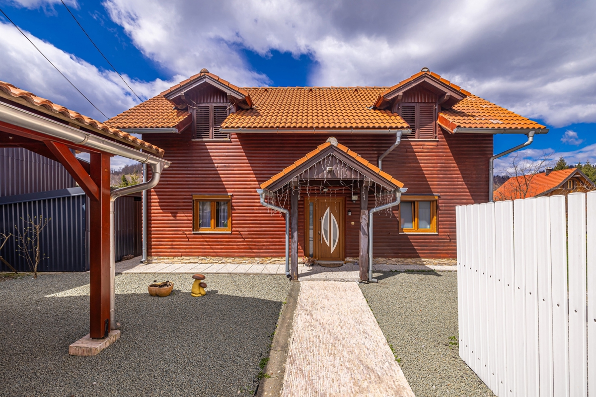 GORSKI KOTAR, FUŽINE - Hiša z urejenim vrtom in jacuzzijem