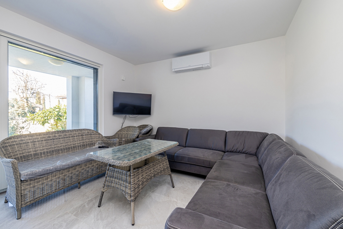 OTOK KRK, MALINSKA - Luksuzni apartma z vrtom blizu morja