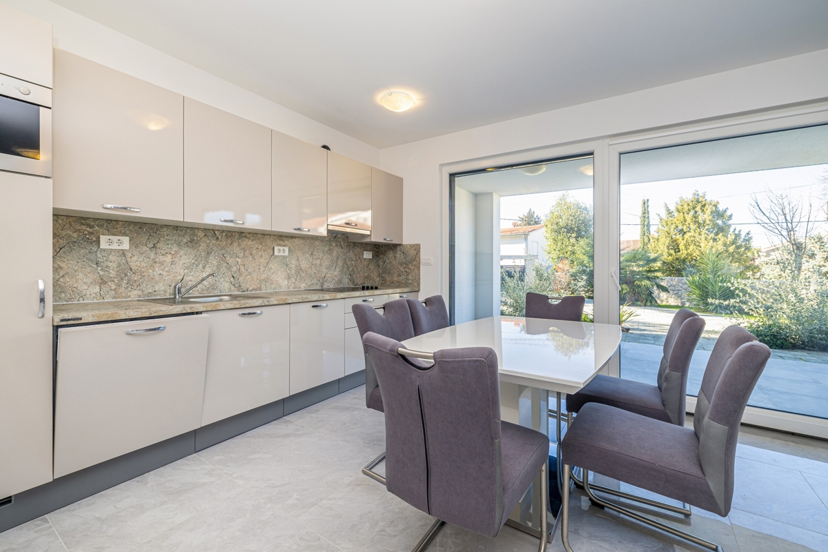 OTOK KRK, MALINSKA - Luksuzni apartma z vrtom blizu morja