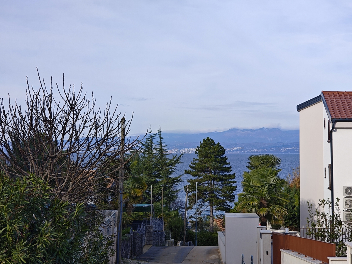 Otok Krk, Malinska - Dvojček hiše z bazenom 160 metrov od morja