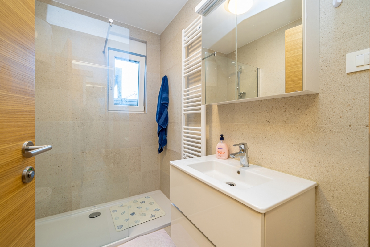 MALINSKA - Dva apartmaja z bazenom