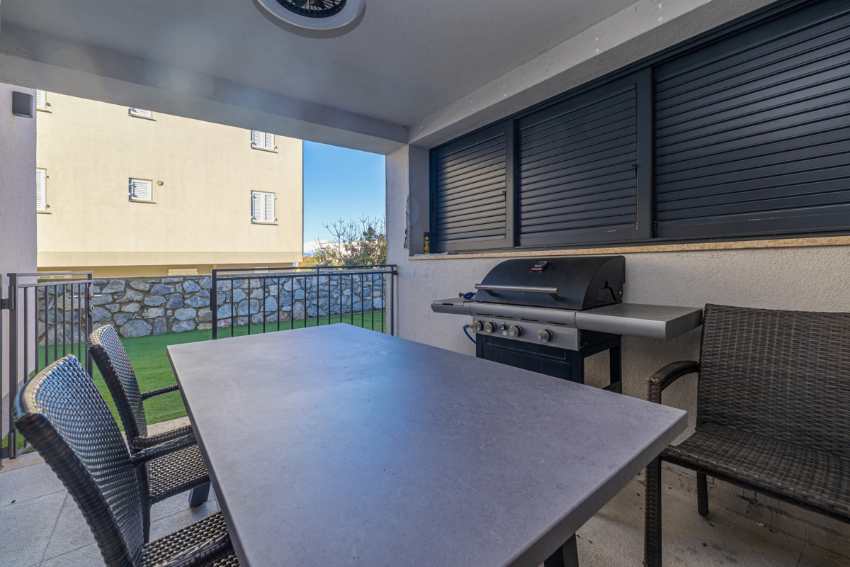 MALINSKA - Dva apartmaja z bazenom