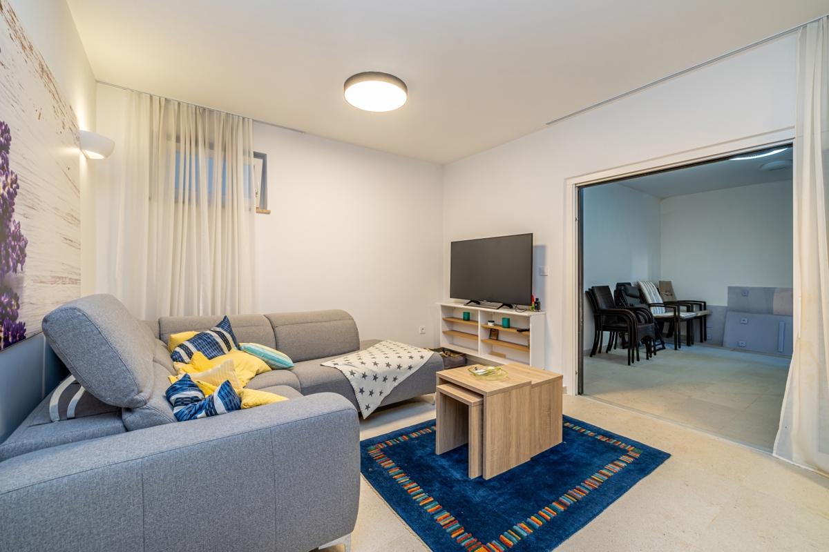 MALINSKA - Dva apartmaja z bazenom