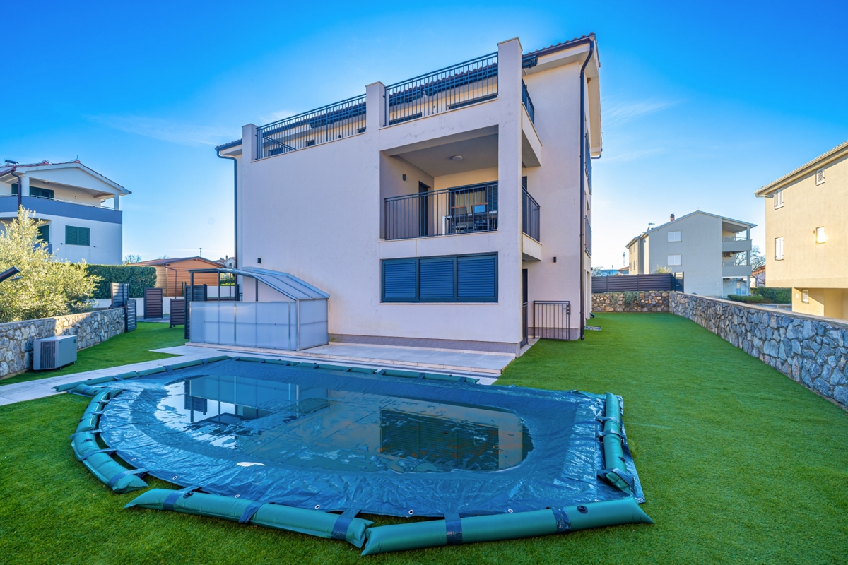 MALINSKA - Dva apartmaja z bazenom