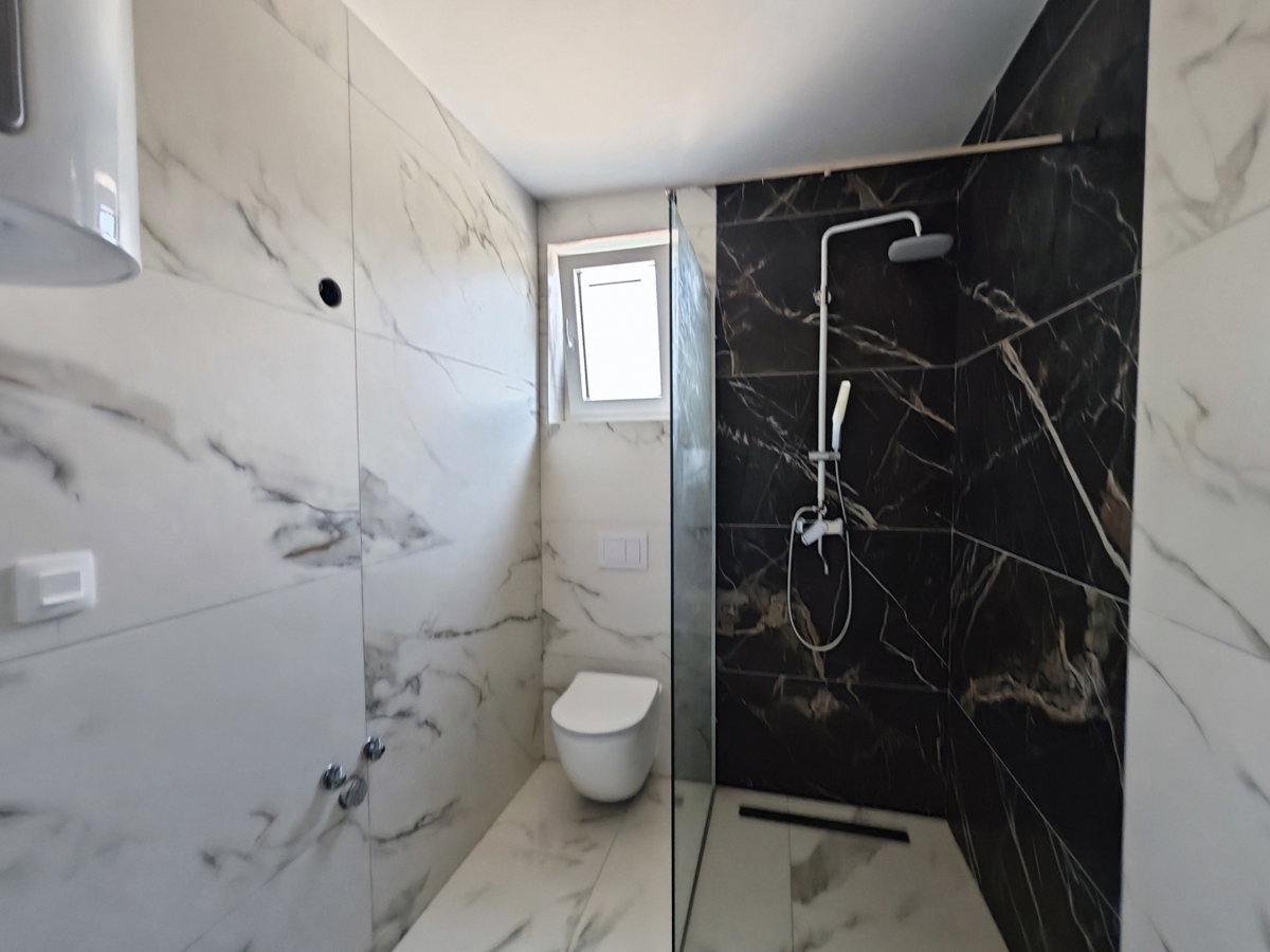 Otok Krk, okolica Dobrinja - Apartma v novogradnji z bazenom in pogledom na morje