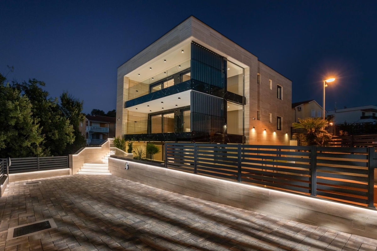 OTOK KRK, MALINSKA - Penthouse z bazenom le 150 metrov od morja