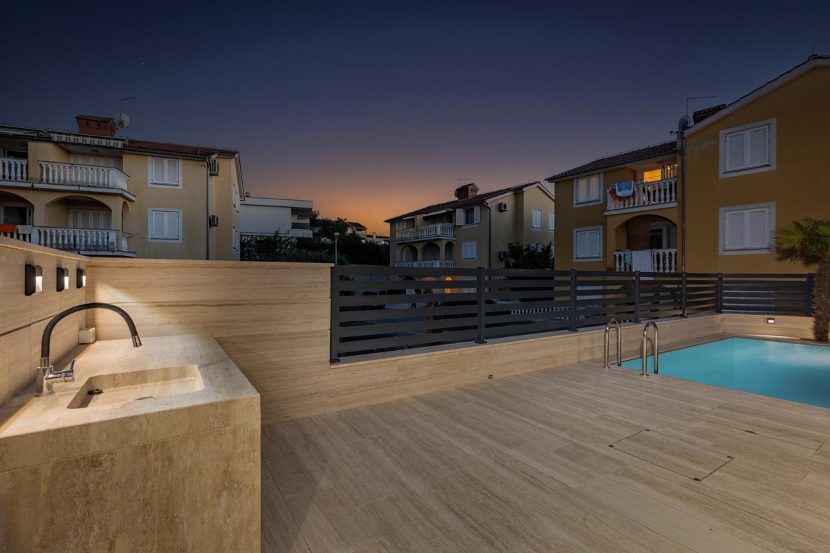 OTOK KRK, MALINSKA - Penthouse z bazenom le 150 metrov od morja