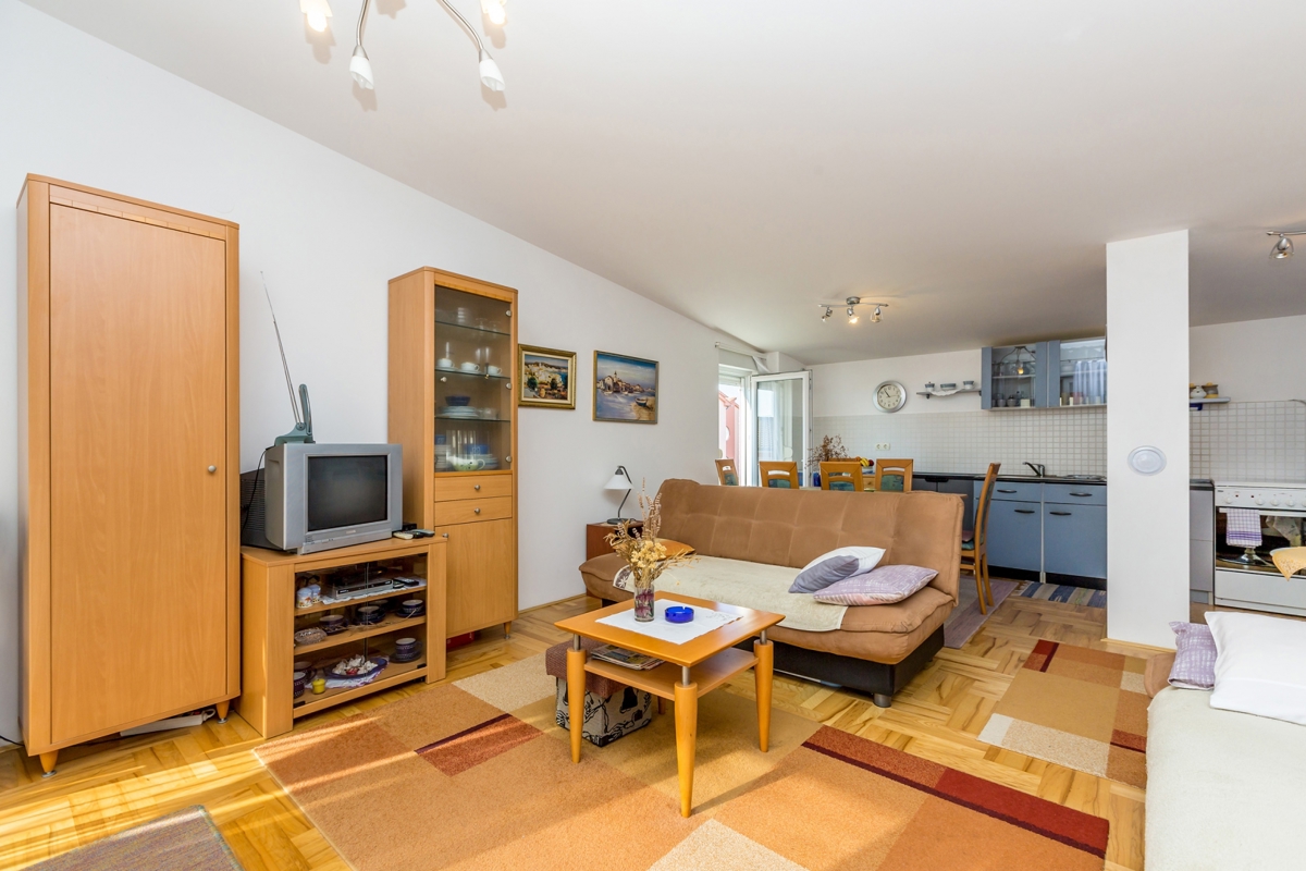 MESTO KRK – Trisobni dvoetažni apartma z ložo in delnim pogledom na morje