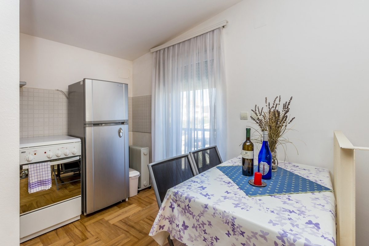 MESTO KRK – Trisobni dvoetažni apartma z ložo in delnim pogledom na morje