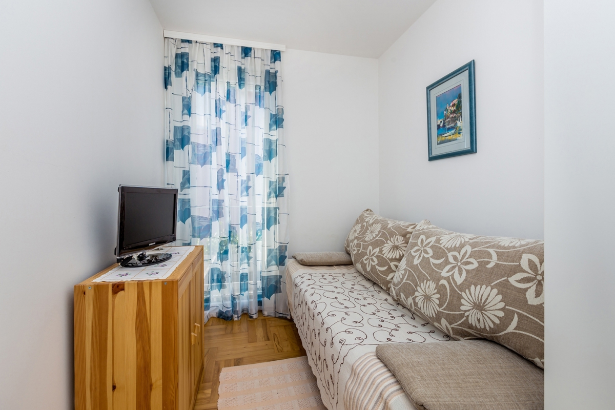 MESTO KRK – Trisobni dvoetažni apartma z ložo in delnim pogledom na morje