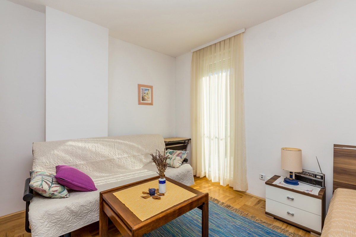 MESTO KRK – Trisobni dvoetažni apartma z ložo in delnim pogledom na morje