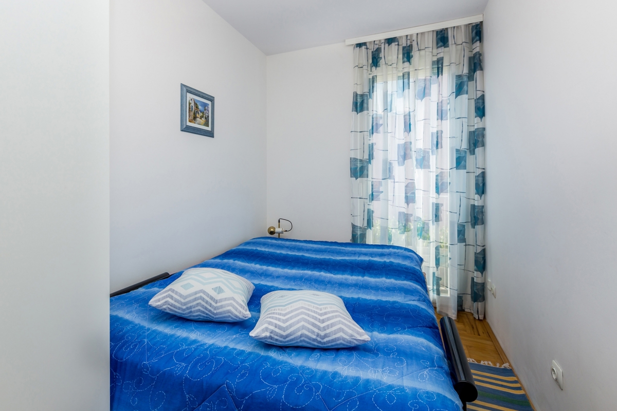 MESTO KRK – Trisobni dvoetažni apartma z ložo in delnim pogledom na morje