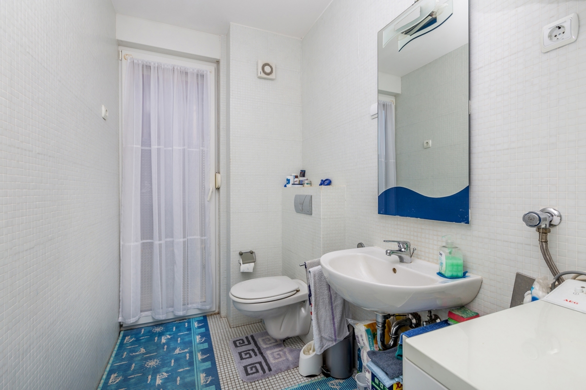 MESTO KRK – Trisobni dvoetažni apartma z ložo in delnim pogledom na morje