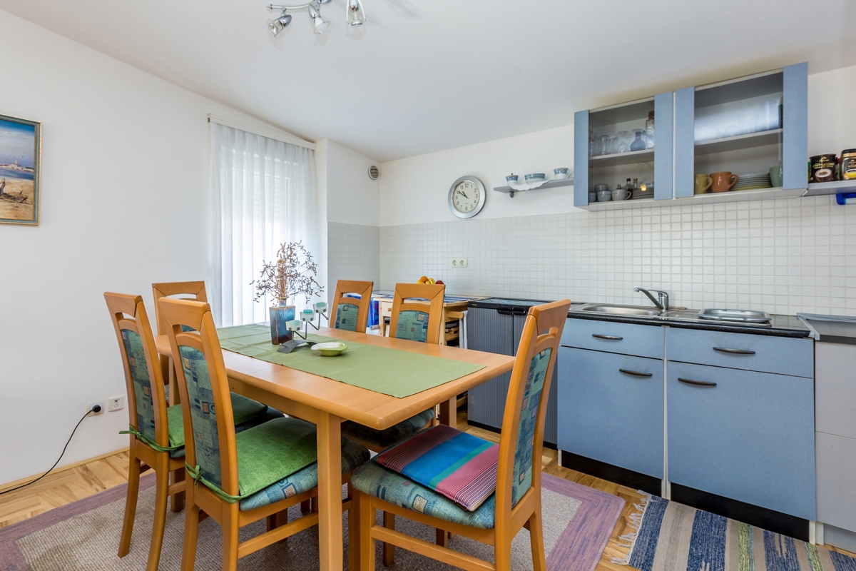 MESTO KRK – Trisobni dvoetažni apartma z ložo in delnim pogledom na morje