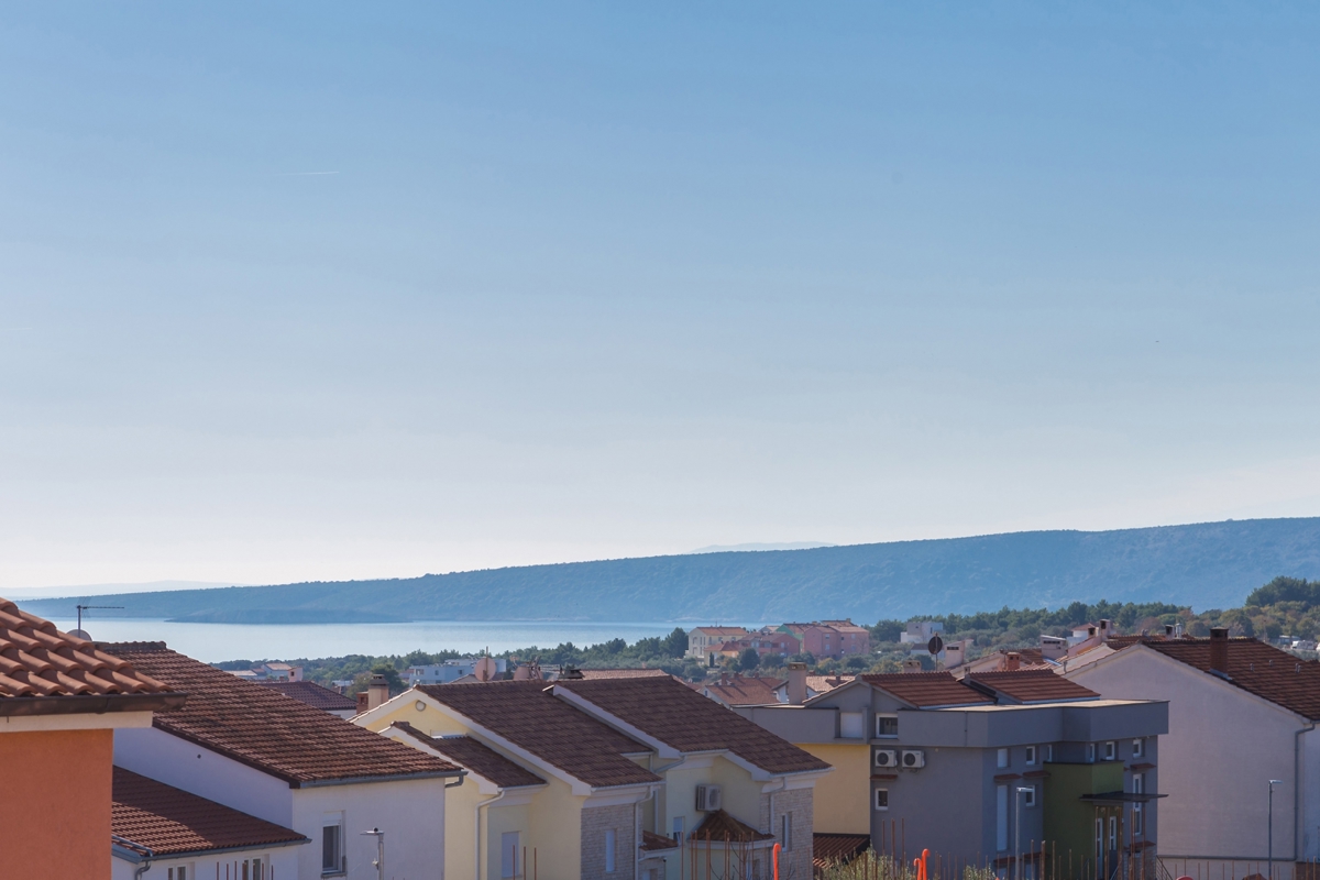 MESTO KRK – Trisobni dvoetažni apartma z ložo in delnim pogledom na morje
