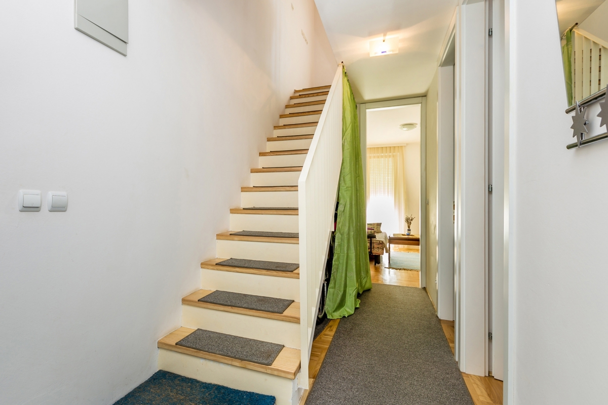 MESTO KRK – Trisobni dvoetažni apartma z ložo in delnim pogledom na morje