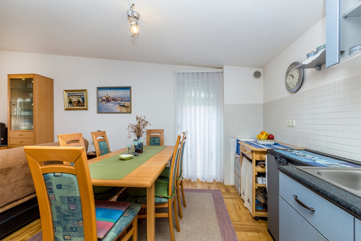 MESTO KRK – Trisobni dvoetažni apartma z ložo in delnim pogledom na morje