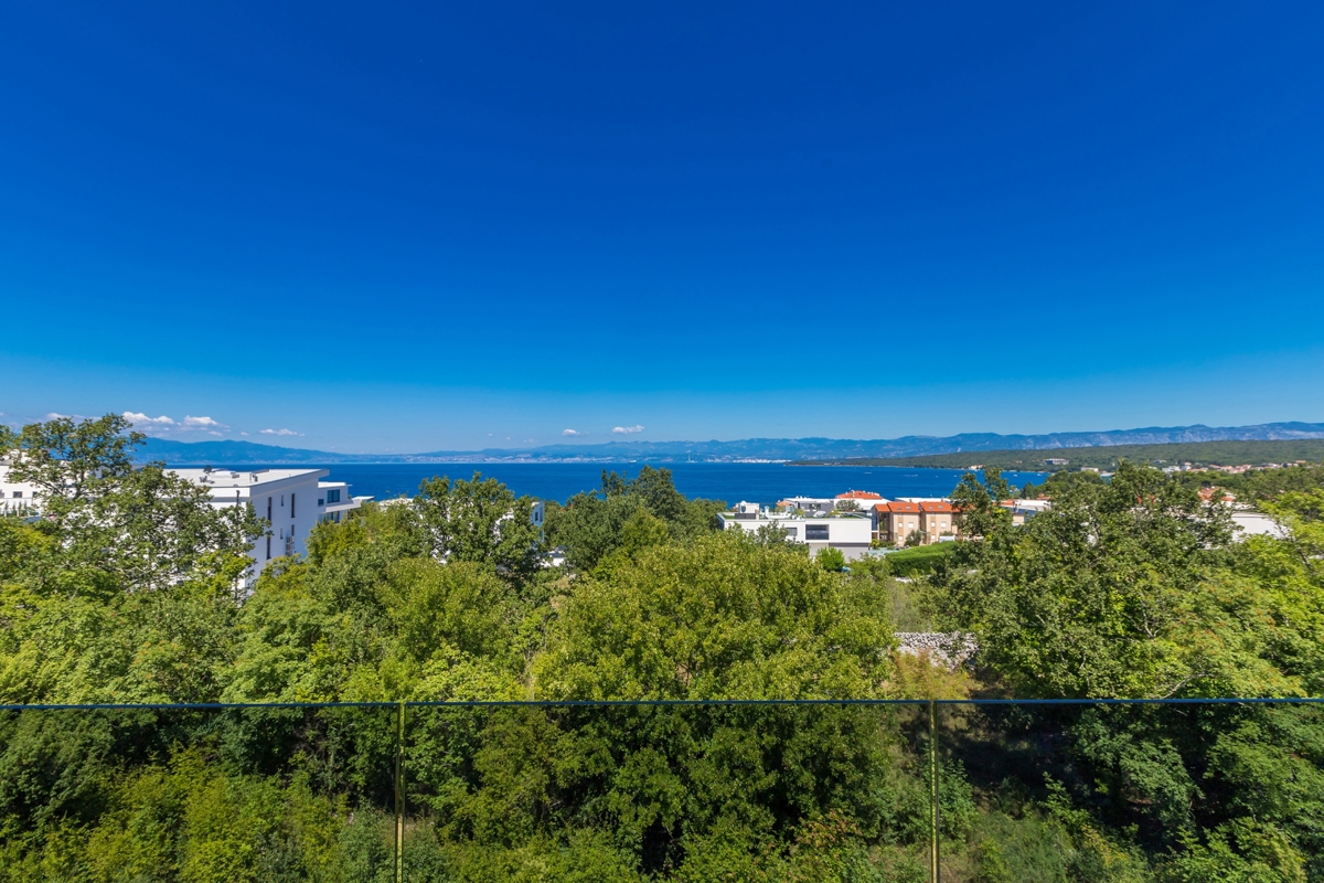 OTOK KRK, MALINSKA - Luksuzni penthouse z bazenom in panoramskim pogledom na morje
