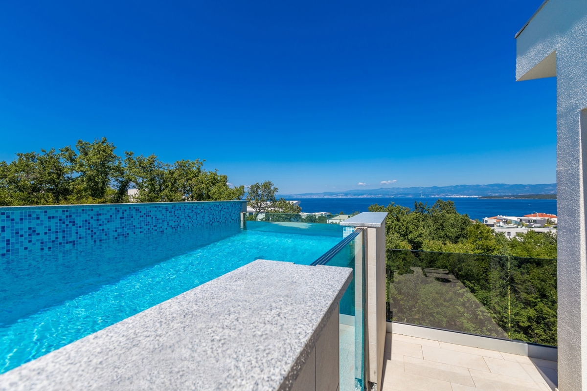 OTOK KRK, MALINSKA - Luksuzni penthouse z bazenom in panoramskim pogledom na morje