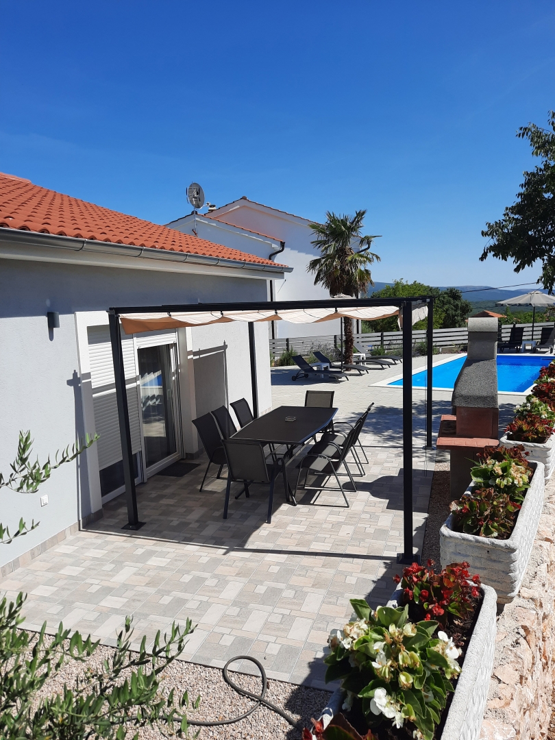 Otok Krk, notranjost otoka - Prizemnica z bazenom in pogledom na more