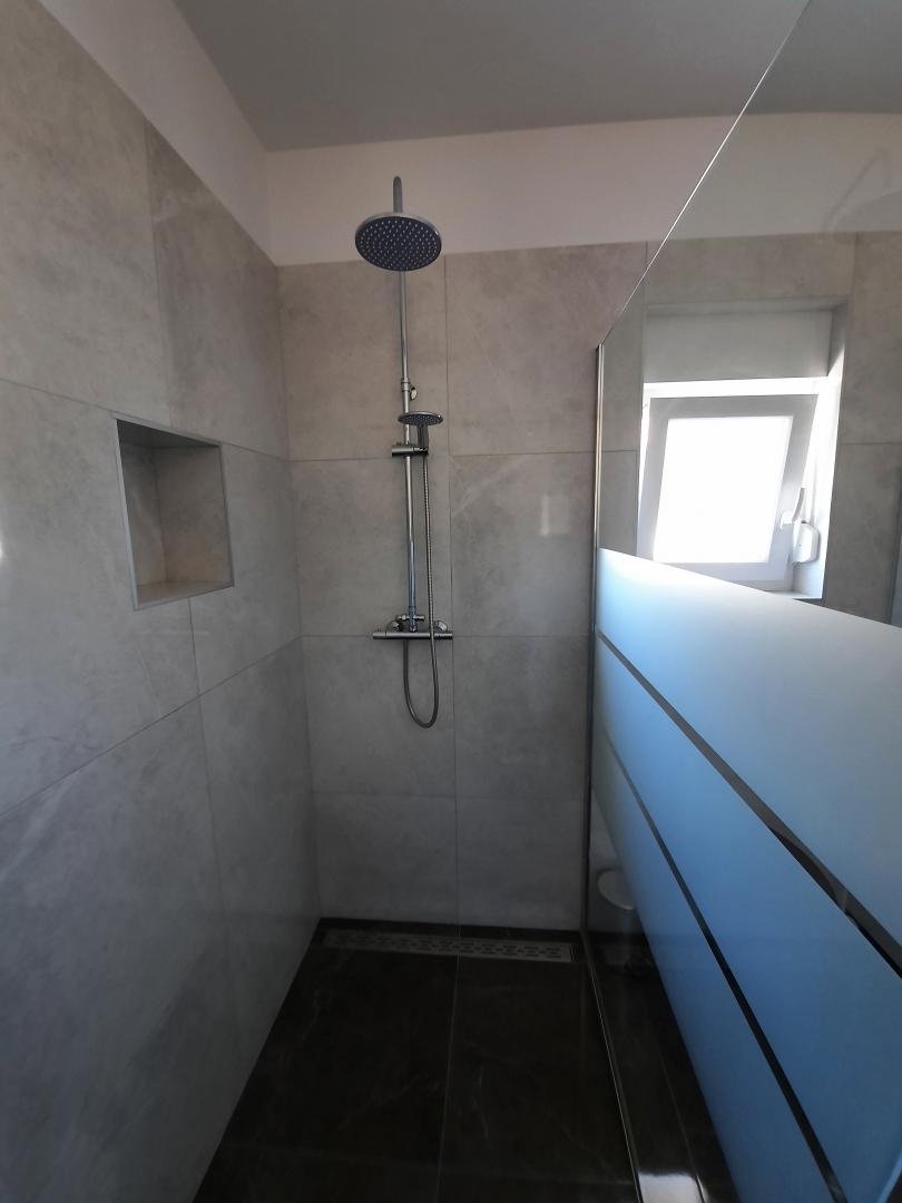 Otok Krk, notranjost otoka - Prizemnica z bazenom in pogledom na more