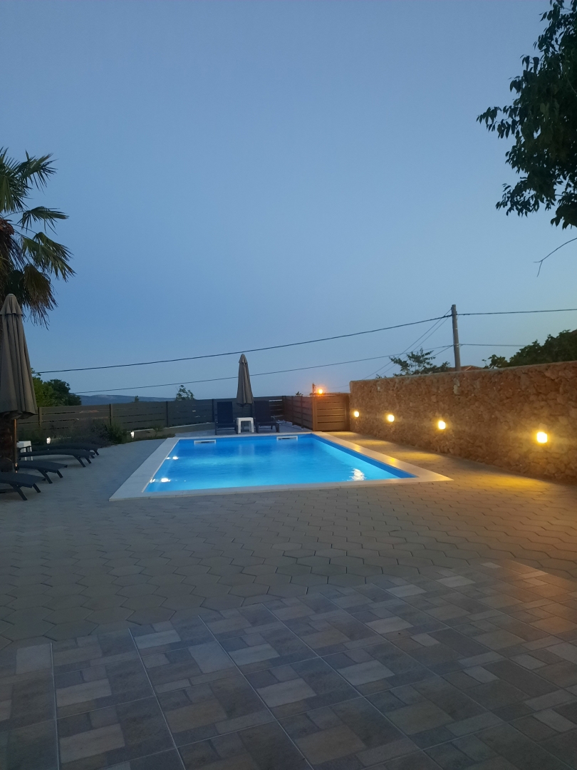Otok Krk, notranjost otoka - Prizemnica z bazenom in pogledom na more