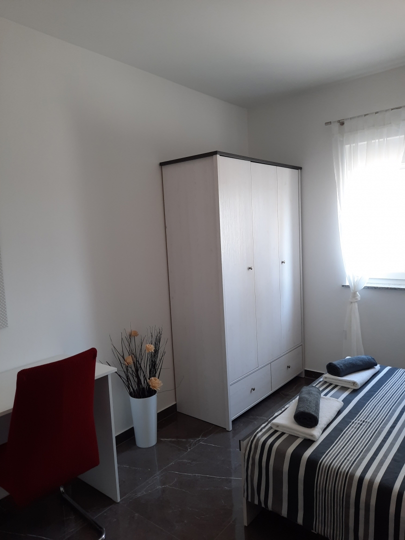 Otok Krk, notranjost otoka - Prizemnica z bazenom in pogledom na more