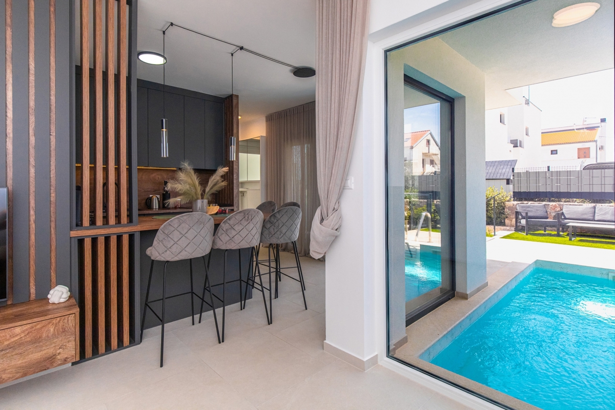NJIVICE, OTOK KRK - Luksuzni dvoetažni apartma z bazenom